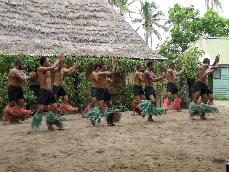 Fijian hangi, Fiji, dancing