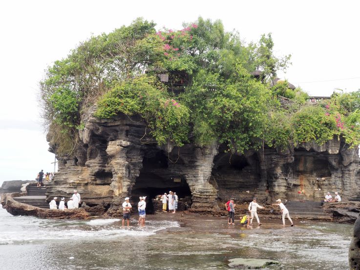 Pura Tanah Lot, Balinese temple, rice blessing